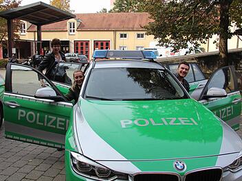 Ihren Besuch bei der Polizei-Inspektion Coburg nutzte Landtagsabgeordnete Susann Biedefeld auch daf&uuml;r, mit Polizei-Obermeisterin Kristina St&auml;sche und Kommissar Markus Stark auf Streife zu gehen Foto: Martin Rebhan
