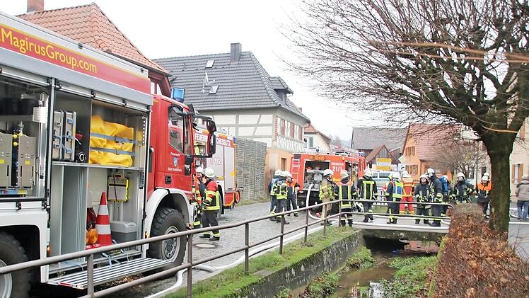Bis zum Mittag war die Kleukheimer Hauptstraße am Mittwoch wegen der Löscharbeiten gesperrt. Foto: Matthias Einwag