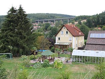 Ein Haus im Grünen - hier eine beispielhafte Aufnahme von Römershag -  ist im ländlichen Raum noch erschwinglich. Für manche aber braucht es mehr für das persönliche Glück. Foto: Archiv/Ulrike Müller