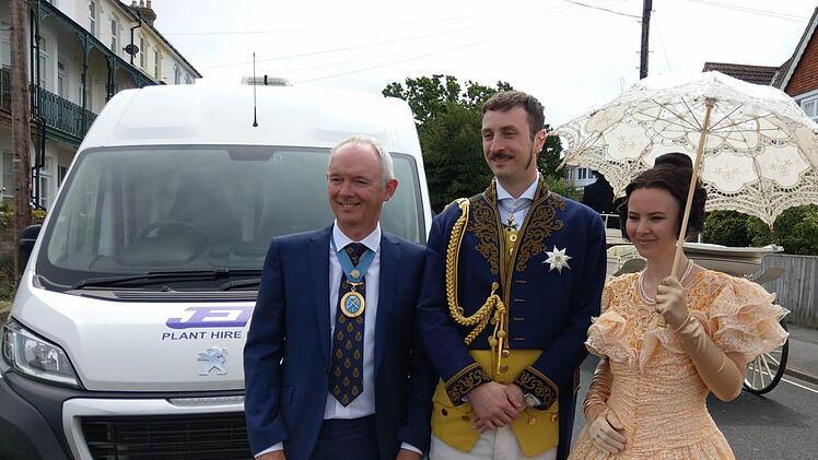 Der High Sheriff der Isle of Wight, James A. Clarke, mit dem Albert-und-Victoria-Paar aus CoburgSimone Bastian