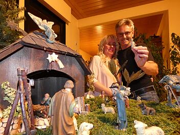 Dunja und Egon Gilbert freuen sich auf Heiligabend, wenn dann auch das Jesus-Kind in die Krippe einziehen darf. Foto: Nathalie Fl&uuml;gel
