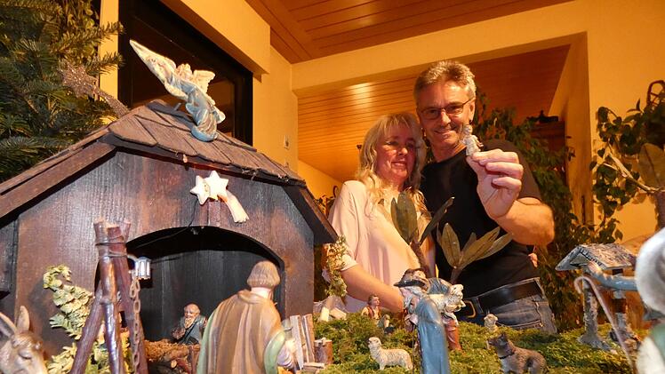 Dunja und Egon Gilbert freuen sich auf Heiligabend, wenn dann auch das Jesus-Kind in die Krippe einziehen darf. Foto: Nathalie Fl&uuml;gel