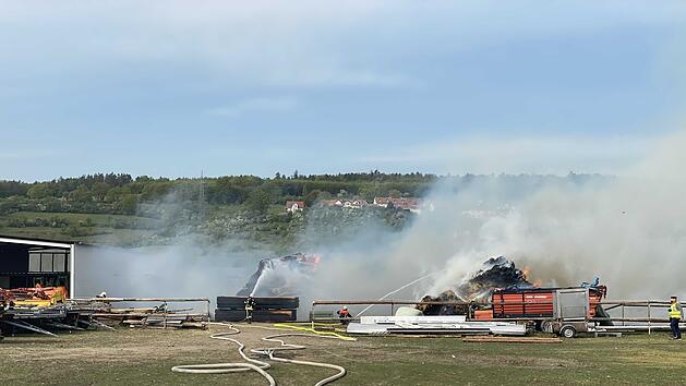 Am Freitagnachmittag fingen Strohballenlager in der Industriestra&szlig;e in Eltmann (Landkreis Ha&szlig;berge) Feuer.