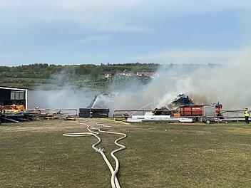 Am Freitagnachmittag fingen Strohballenlager in der Industriestraße in Eltmann (Landkreis Haßberge) Feuer.