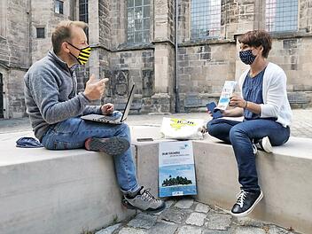 Die Jugendpfleger Ulrich Schmerbeck (Stadt) und Susanne Lange (Landkreis) mit dem Ferienprogramm Foto: privat