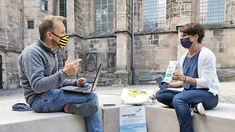 Die Jugendpfleger Ulrich Schmerbeck (Stadt) und Susanne Lange (Landkreis) mit dem Ferienprogramm Foto: privat