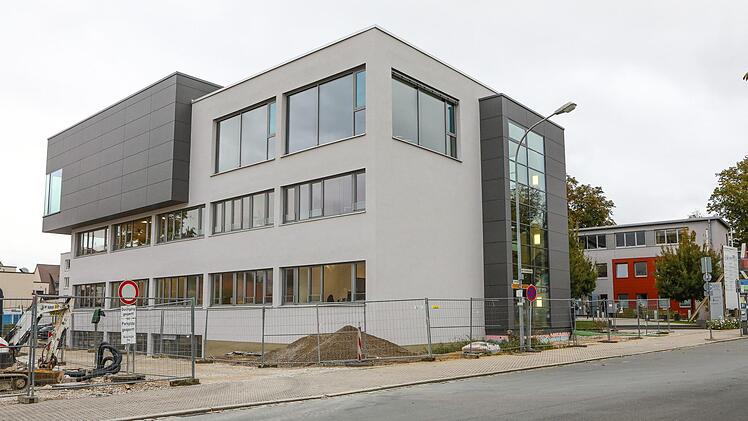 Der Sitzungssaal im Erweiterungsbau sticht durch die schwarze Fassade hervor.Barbara Herbst