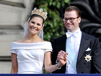 Im Juni 2010 heiratete Kronprinzessin Victoria den ehemaligen Fitnesstrainer Daniel Westling. Beziehungen zwischen Royalen und Bürgerlichen wie diese stehen im Fokus der dreiteiligen ZDF-Doku.