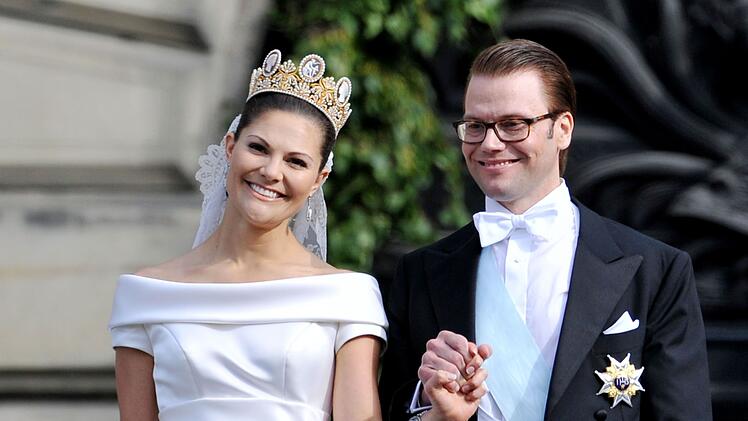 Im Juni 2010 heiratete Kronprinzessin Victoria den ehemaligen Fitnesstrainer Daniel Westling. Beziehungen zwischen Royalen und Bürgerlichen wie diese stehen im Fokus der dreiteiligen ZDF-Doku.