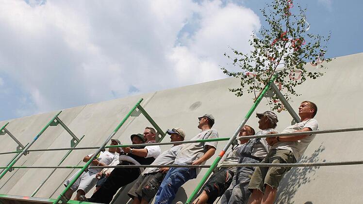 Zimmermeister Hans Gärtner sprach den Richtspruch. Foto: Martin Kreklau