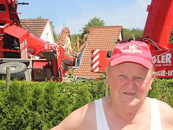 Schreck lass' nach: Gerhard Korittke (81) wohnt in der Nachbarschaft und hat beobachtet, wie der Autokran umstürzte - und seinen Bekannten unter sich begrub. "Der Erwin hatte nicht nur einen Schutzengel", sagt Korittke. Foto: Diana Fuchs