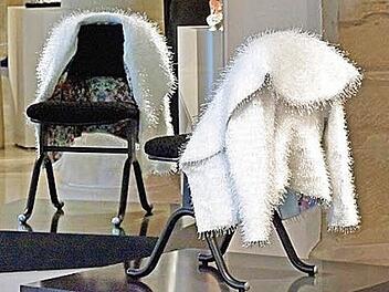 Wer gewinnt den Publikumspreis? Viele außergewöhnliche Objekte präsentiert die Sonderausstellung zum 4. Coburger Glaspreis bis zum 14. September (Foto: "Taking my coat off" von Krista Israel). Foto: Jochen Berger