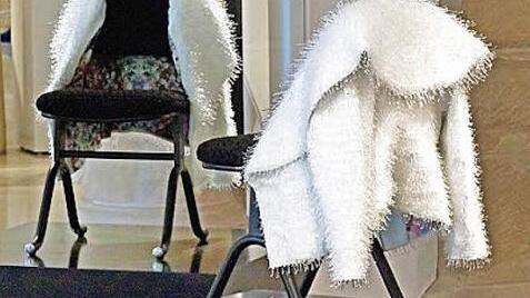 Wer gewinnt den Publikumspreis? Viele außergewöhnliche Objekte präsentiert die Sonderausstellung zum 4. Coburger Glaspreis bis zum 14. September (Foto: "Taking my coat off" von Krista Israel). Foto: Jochen Berger