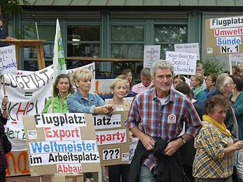 Lautstarke Demonstrationen gab es vor dem Landratsamt. Fotos: Berthold Köhler