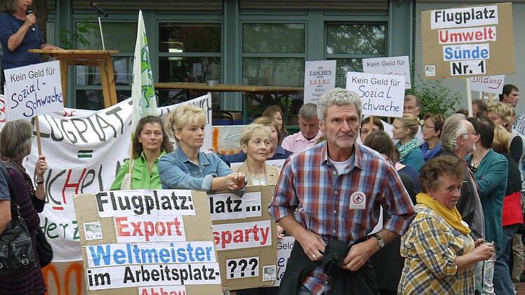 Lautstarke Demonstrationen gab es vor dem Landratsamt. Fotos: Berthold Köhler