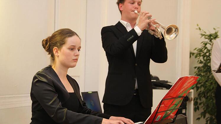 Zwei Talente der Städtischen Musikschule - Laura Meile (Klavier) und Julian Neubrand (Trompete) - umrahmen die Festsitzung. Foto: Stephan Tiroch