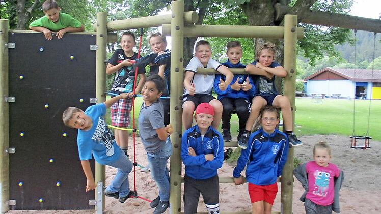 Die Kinder haben das neue Spielger&auml;t im Wallenfelser Freibad schon mit Beschlag belegt. Foto: Andreas Buckreus