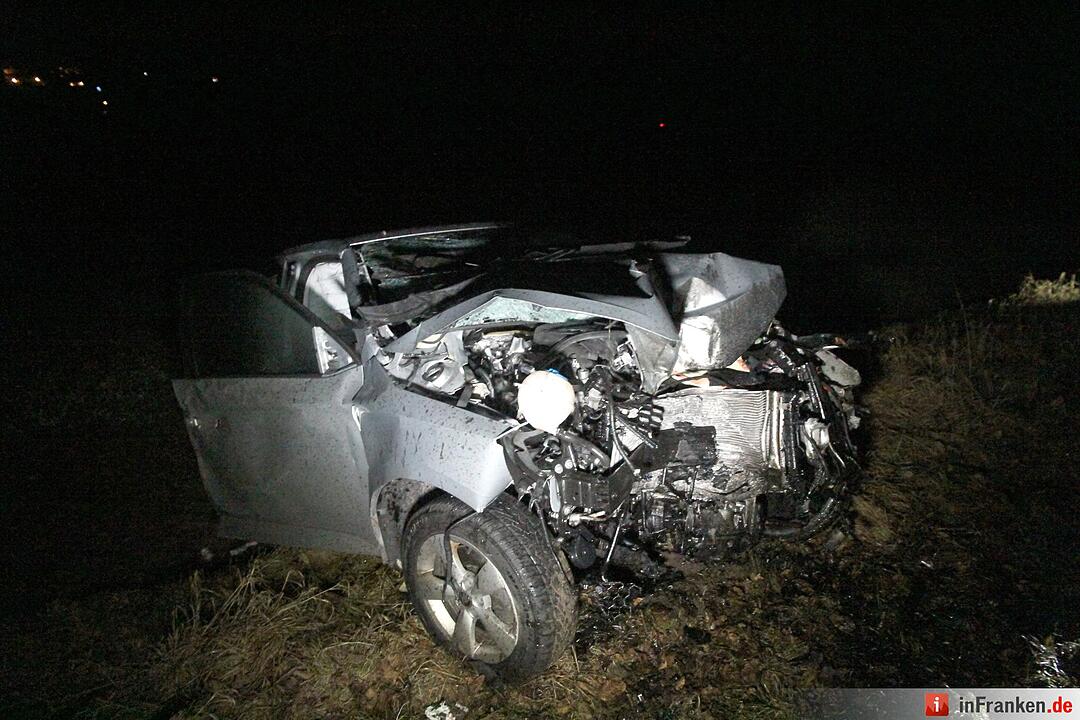 Auto prallt bei Haig gegen Baum: Vater und zwölfjähriger Sohn schwer verletzt