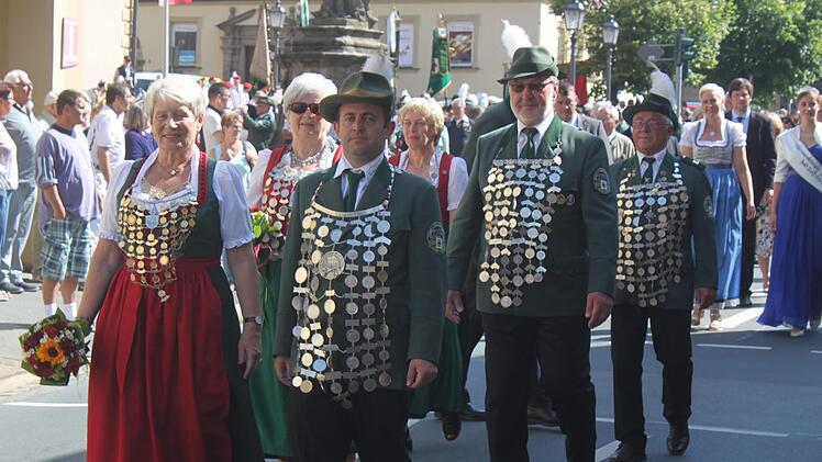 Marlies Backer und Martin Werner (von links), die amtierenden Majestäten der Freihandschützen, repräsentierten das Königshaus. Foto: Matthias Einwag