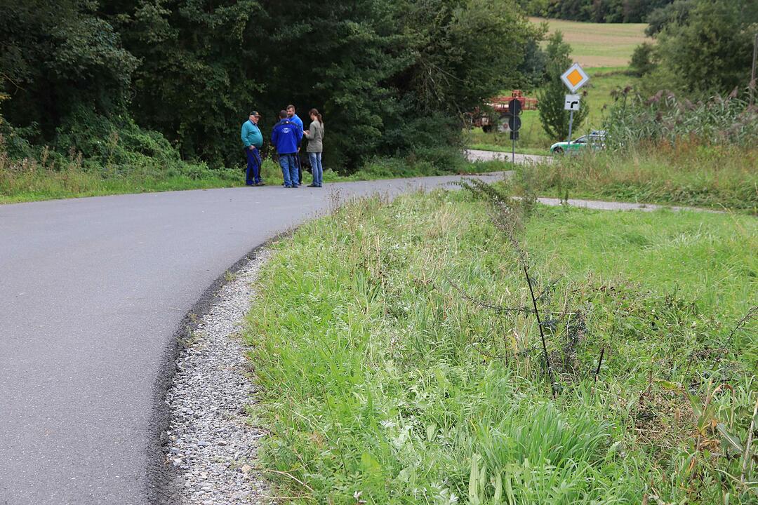 Schlüsselfeld: Traktor stürzt in Graben