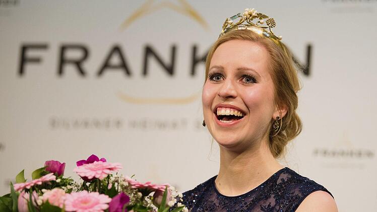 Am Ende hat eine Stichwahl entschieden. Die neue fr&auml;nkische Weink&ouml;nigin ist eine 22-j&auml;hrige Studentin aus Randersacker. Foto: Nicolas Armer/dpa