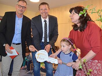 Lotte (5) nahm den symbolischen Schlüssel für die neue Kita entgegen (von links): Architekt Roland Schultheiß, Bürgermeister Marco Steiner und die Leiterin der Einrichtung, Heidi Ludwig.Rainer Lutz