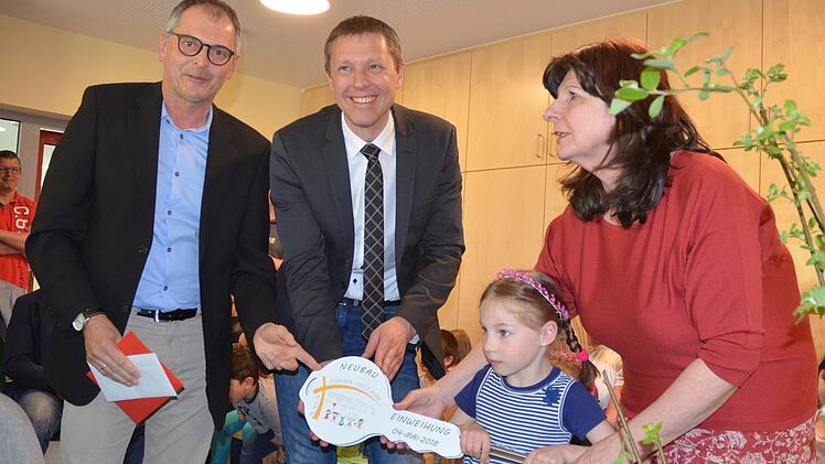 Lotte (5) nahm den symbolischen Schlüssel für die neue Kita entgegen (von links): Architekt Roland Schultheiß, Bürgermeister Marco Steiner und die Leiterin der Einrichtung, Heidi Ludwig.Rainer Lutz
