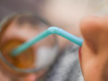 Die EU will mit Verkaufsverboten und anderen drastischen Mitteln verhindern, dass die Ozeane weiter mit Kunststoff belastet werden.  Foto: Patrick Pleul/dpa