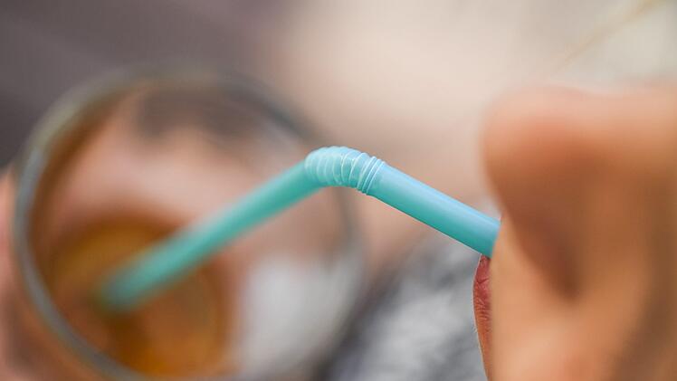 Die EU will mit Verkaufsverboten und anderen drastischen Mitteln verhindern, dass die Ozeane weiter mit Kunststoff belastet werden.  Foto: Patrick Pleul/dpa