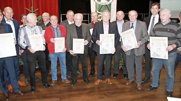 Die für 60-, 50- und 40-jährige Mitgliedschaft ausgezeichneten Mitglieder mit WBV-Vorsitzendem Bernhard Roppelt, Bürgermeister Claus Schwarzmann und Landrat Hermann Ulm Foto: Mathias Erlwein