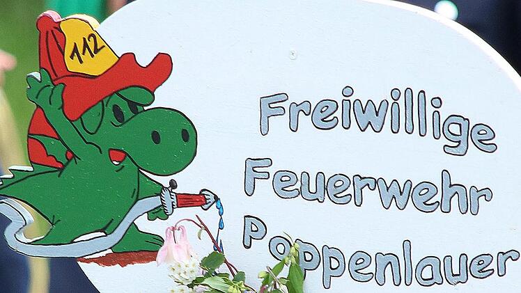 Mädchen und Buben zeigten mit ihren Tafeln, die oft sogar recht originell  waren, welche Gruppen gerade vorbeimarschierten. Foto: Dieter Britz