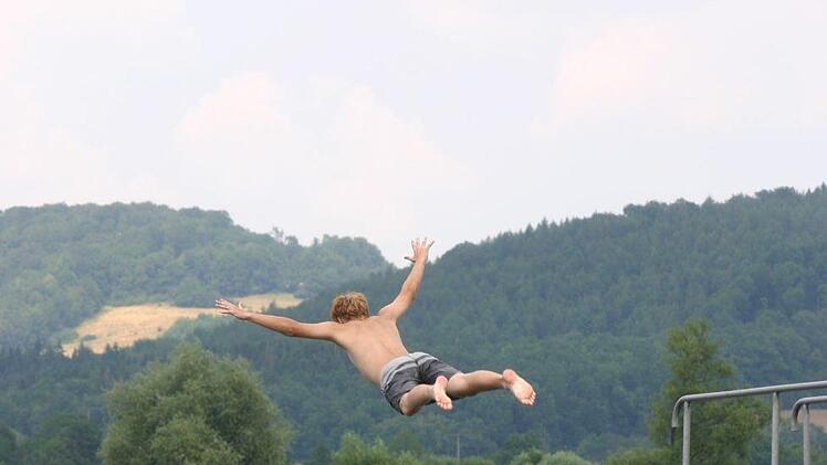 m Sommer bietet der Badesee in Bad Staffelstein eine gute M&ouml;glichkeit, sich abzuk&uuml;hlen. Foto: Matthias Einwag/Archiv