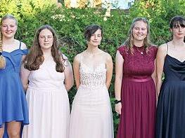 Ehrungen der Klassen- und Jahgangsbesten an der Mittelschule: (von links) Klassenlehrerin Nicole Krieger, Nadine Eckardt - Ehrung Verkehrswacht, Selina Schmittroth, Nina Kriesel, Jana Eiba, Lea Hartung und Klassenlehrerin Ulrike Lutz