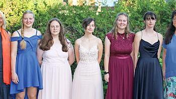 Ehrungen der Klassen- und Jahgangsbesten an der Mittelschule: (von links) Klassenlehrerin Nicole Krieger, Nadine Eckardt - Ehrung Verkehrswacht, Selina Schmittroth, Nina Kriesel, Jana Eiba, Lea Hartung und Klassenlehrerin Ulrike Lutz