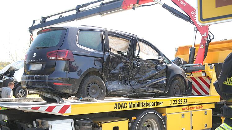 Verletzte nach Unfall bei Sugenheim in Krankenhäuser gebracht