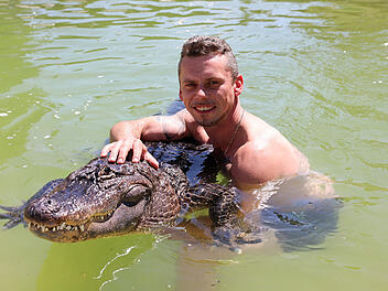 Alligator-Dame Frau Meyer im Gartenpool