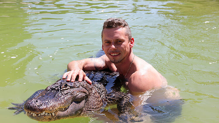 Alligator-Dame Frau Meyer im Gartenpool