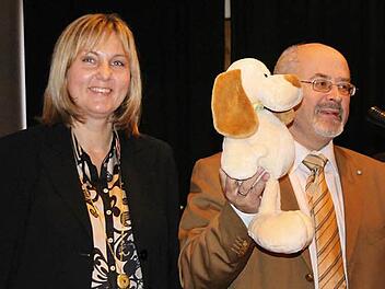 Jürgen Heike, Landtagsabgeordneter und Kreisvorsitzender der CSU Coburg-Land, überreichte Birgit Weber ein Plüschtier als Glücksbringer.