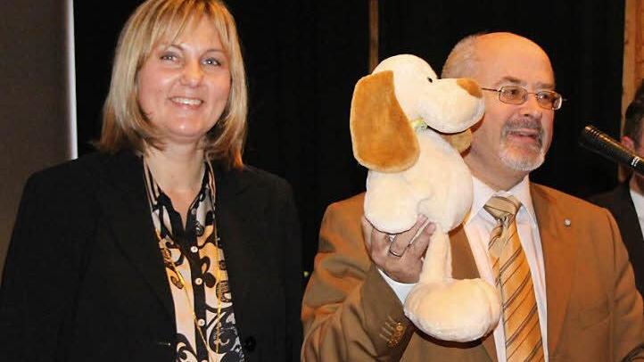 Jürgen Heike, Landtagsabgeordneter und Kreisvorsitzender der CSU Coburg-Land, überreichte Birgit Weber ein Plüschtier als Glücksbringer.