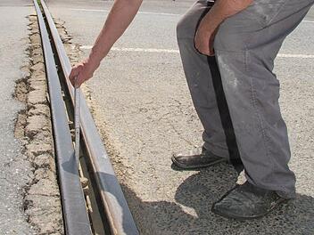 Die Schienen sind lose und klappern bei jedem Auto. Klaus Geier wohnt in direkter Hörweite. Fotos: Sonja Adam