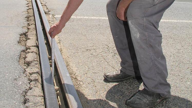 Die Schienen sind lose und klappern bei jedem Auto. Klaus Geier wohnt in direkter Hörweite. Fotos: Sonja Adam
