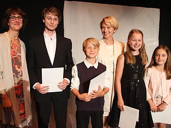 Die Preisträger freuen sich, ausgerechnet im Jubiläumsjahr den Preis aus den Händen von Margit Ruckdeschel in Empfang nehmen zu dürfen (von rechts): Ronja Kull, Leonie Neubauer und Matthias Schneider. Den Sonderpreis bekam Christian Ertl. Mit im Bild die Vorsitzende des Förderverbandes, Anja Gimpel-Henning (links). Fotos: Sonja Adam