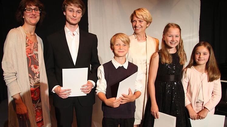 Die Preisträger freuen sich, ausgerechnet im Jubiläumsjahr den Preis aus den Händen von Margit Ruckdeschel in Empfang nehmen zu dürfen (von rechts): Ronja Kull, Leonie Neubauer und Matthias Schneider. Den Sonderpreis bekam Christian Ertl. Mit im Bild die Vorsitzende des Förderverbandes, Anja Gimpel-Henning (links). Fotos: Sonja Adam