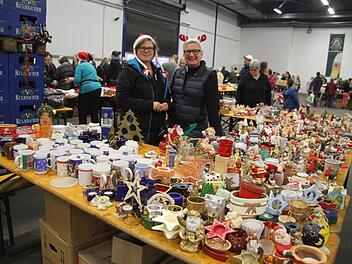 Günstige Accessoires für Weihnachten verkauften zu Gunsten des Lions-Hilfswerks Heike Reuß und Maya Dittrich. Fotos: Sonja Adam