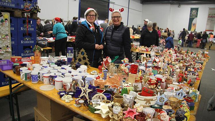 Günstige Accessoires für Weihnachten verkauften zu Gunsten des Lions-Hilfswerks Heike Reuß und Maya Dittrich. Fotos: Sonja Adam