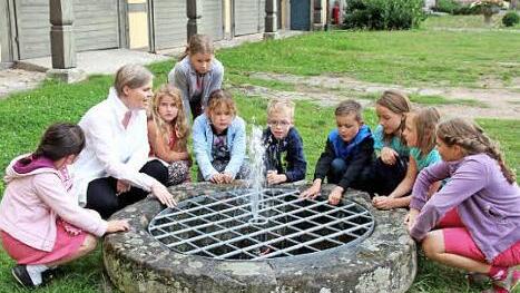 Die Kinder am Schlossbrunnen Foto: Johanna Blum