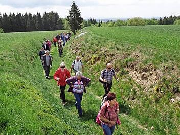 Zahlreiche Wanderer folgten der Einladung der Frankenwaldvereins-Ortsgruppe zur Auftaktwanderung auf dem Muschelkalkweg.  Foto: Christine Fischer