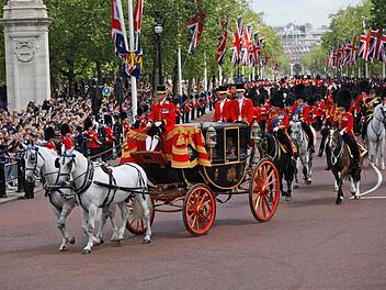 Mit der Parade "Trooping the colour" feiern die Briten jedes Jahr am zweiten Samstag im Juni den Geburtstag von Queen Elizabeth II. Gespielt wird bei der Truppenparade auch immer der "Milanollo-Marsch" des Kissinger Kapellmeisters Johann Valentin Hamm.  Foto: Karel Prinsloo/dpa/Archiv