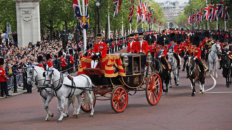 Mit der Parade "Trooping the colour" feiern die Briten jedes Jahr am zweiten Samstag im Juni den Geburtstag von Queen Elizabeth II. Gespielt wird bei der Truppenparade auch immer der "Milanollo-Marsch" des Kissinger Kapellmeisters Johann Valentin Hamm.  Foto: Karel Prinsloo/dpa/Archiv