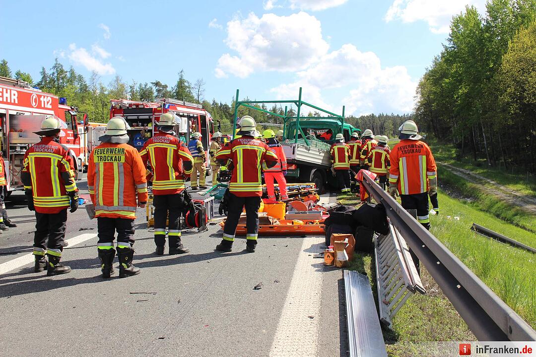 A9: Kleintransporter prallt gegen Heck eines Lkws – drei Menschen schwer verletzt